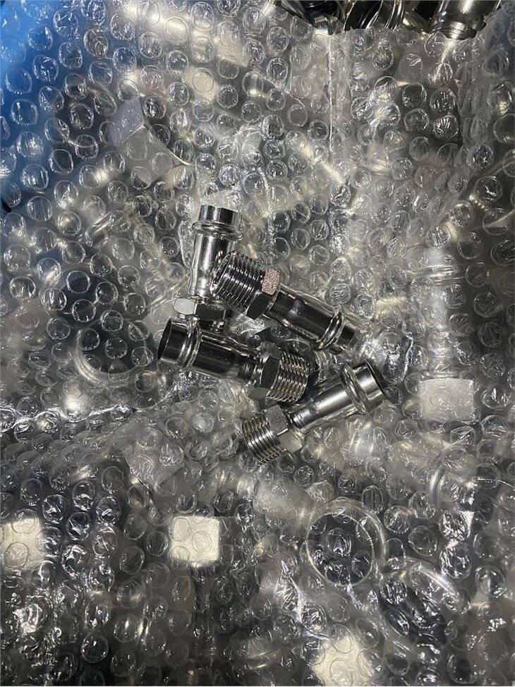 Nyomja meg a külső menetes csatolót