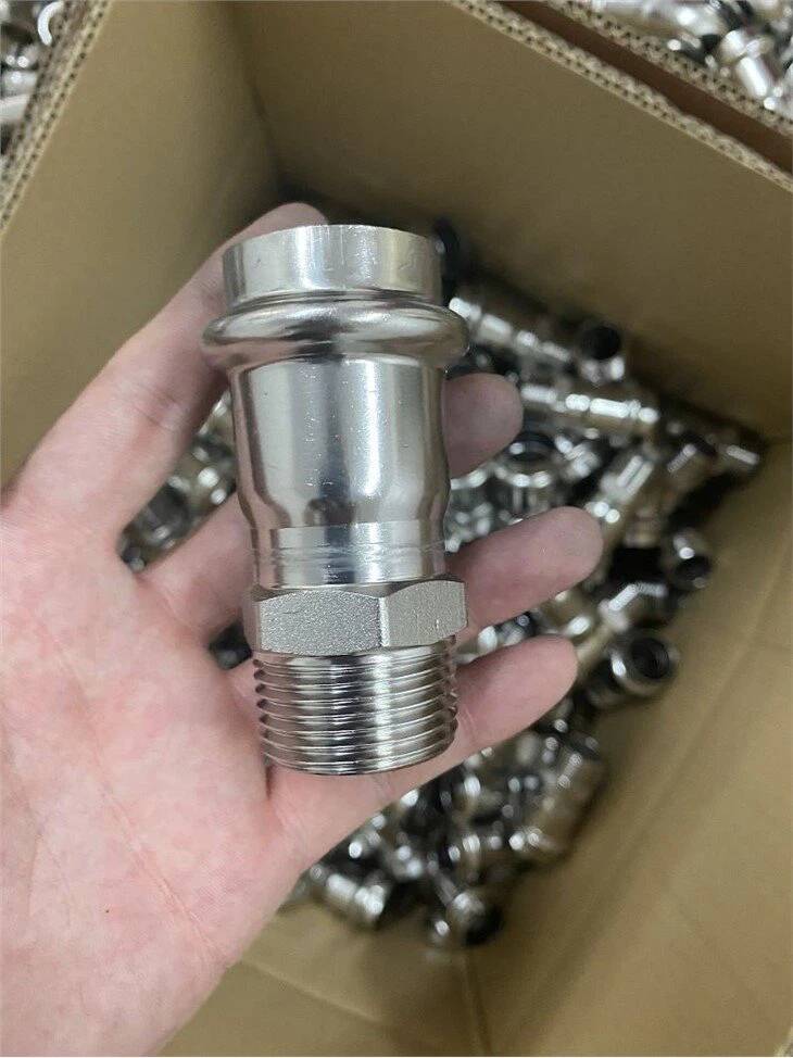 Nyomja meg a külső menetes csatolót